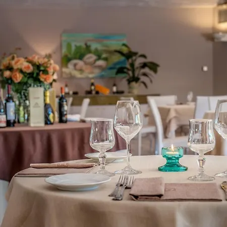 酒店 Acacia Marina 4*